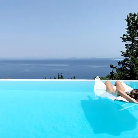 Epipleon Seafront Villa Tsoukaladhes
